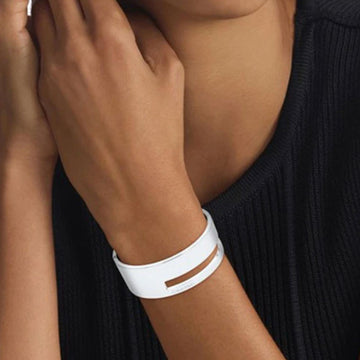 Γυναικείο βραχιόλι χειροπέδα Calvin Klein 35000674 ατσάλινη ασημί, φορεμένο.